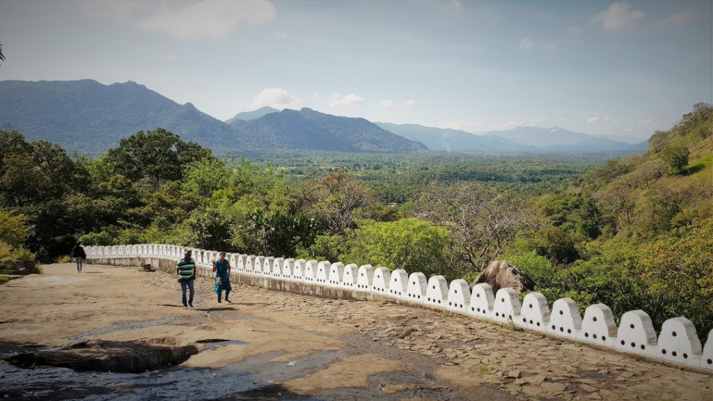 sri lanka dambulla cave climb