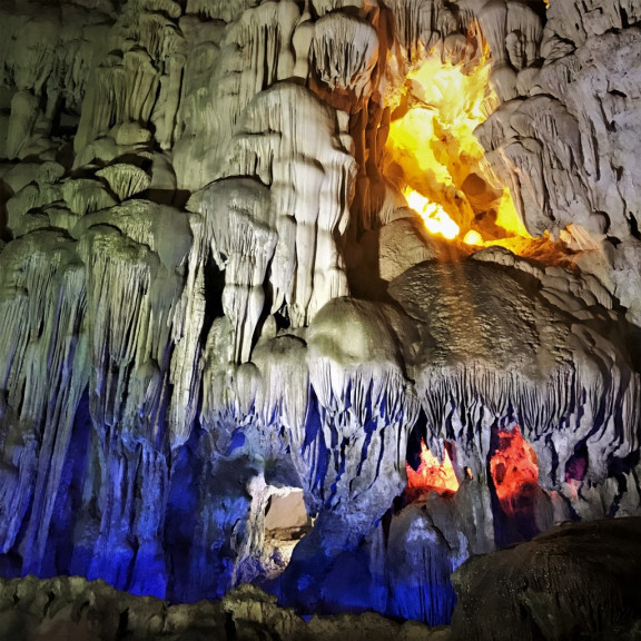 Vietnam halong bay cave